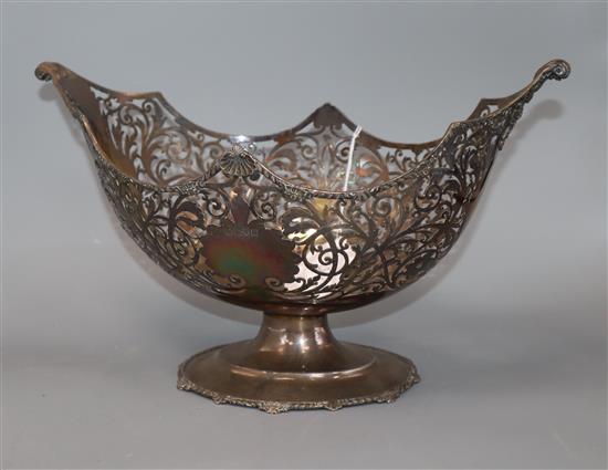 An Edwardian pieced silver oval bowl by Josiah Williams & Co, London, 1904, 29.5 oz.